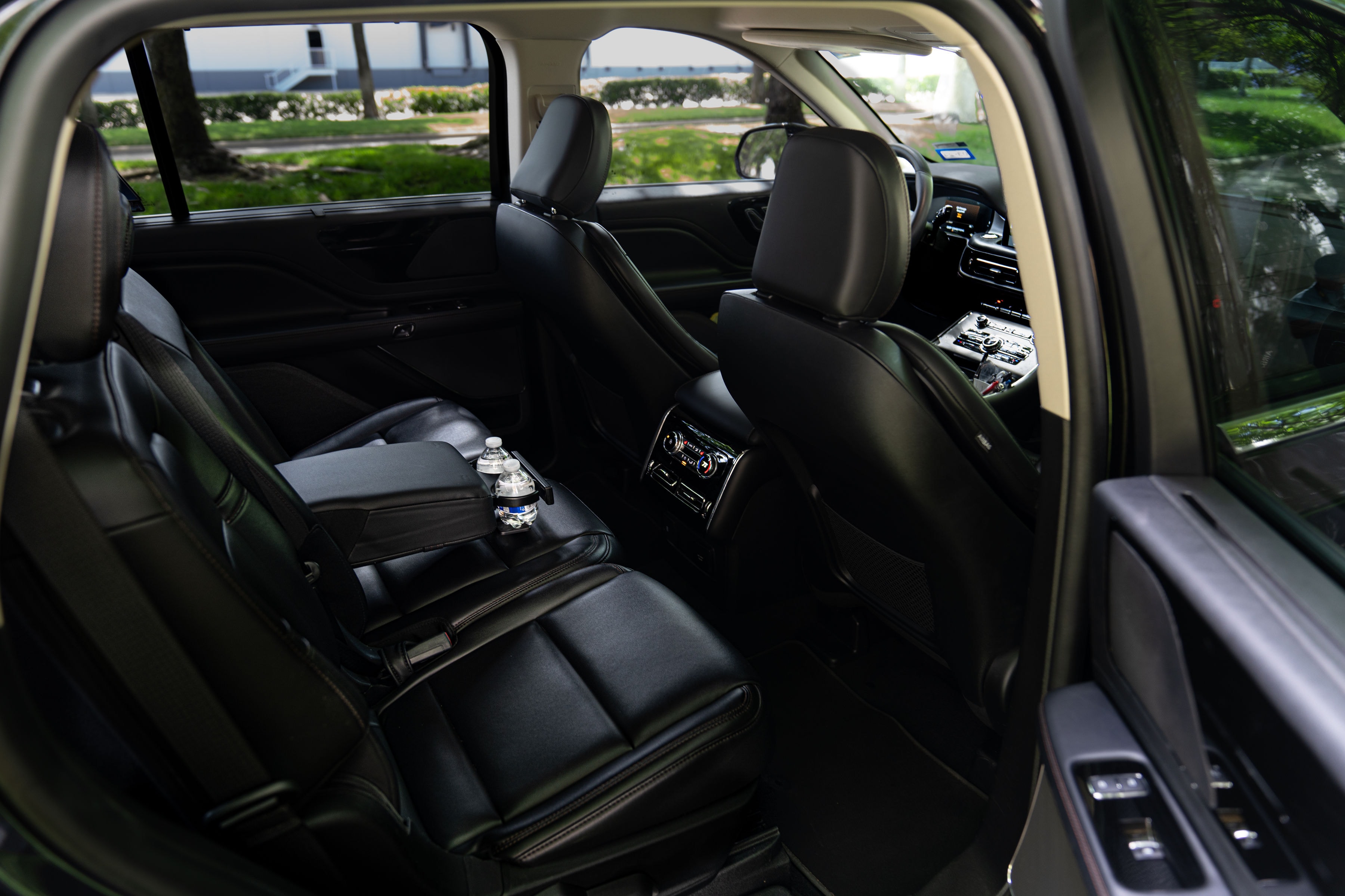 Lincoln Aviator — Dallas Luxury SUV — Dallas Premier Car Service, view 2